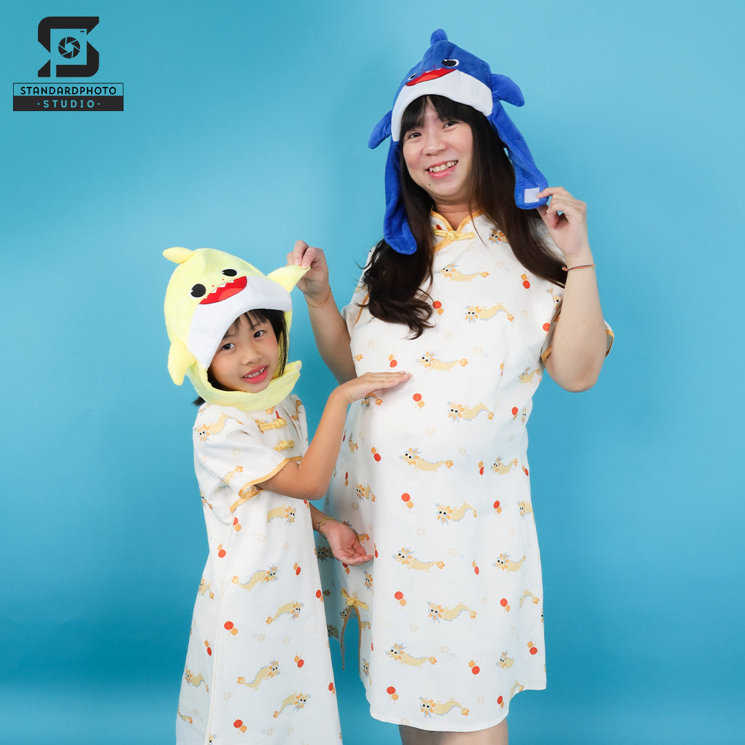 Standard Photo Colour Studio Mother Daughter Mothers' Day Portrait Studio Shoot Props Baby Shark Do do do do 