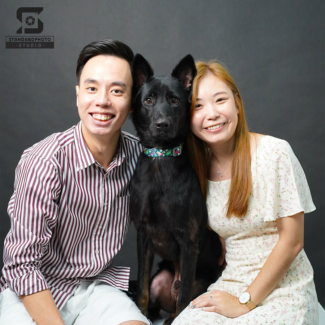 Standard Photo Pet Studio Couple with Dog Dark Grey Background