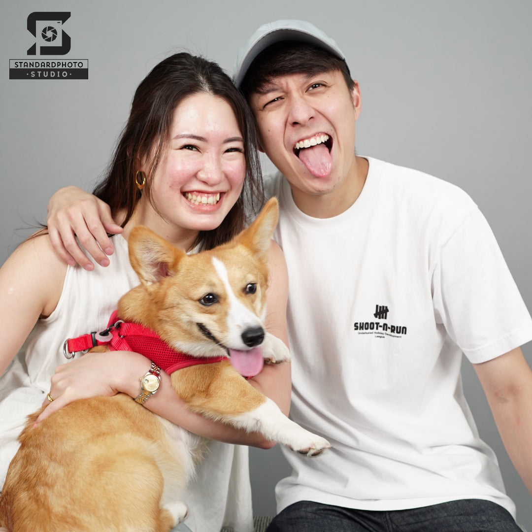 Standard Photo Pet Studio Couple with Dog Grey Background