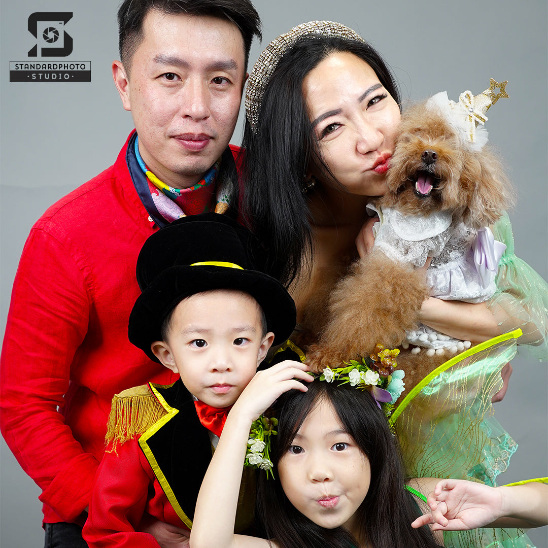 Standard Photo Pet Studio Family with Dog Grey Background